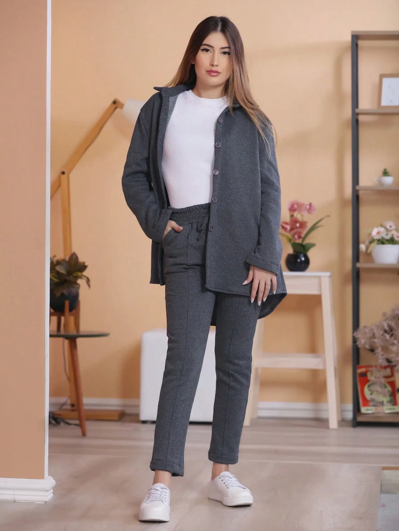 Conjunto feminino com casaco e calças