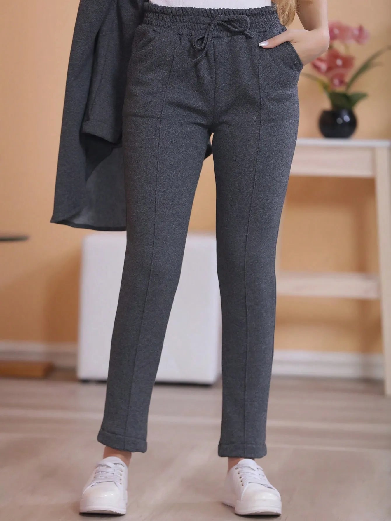 Conjunto feminino com casaco e calças