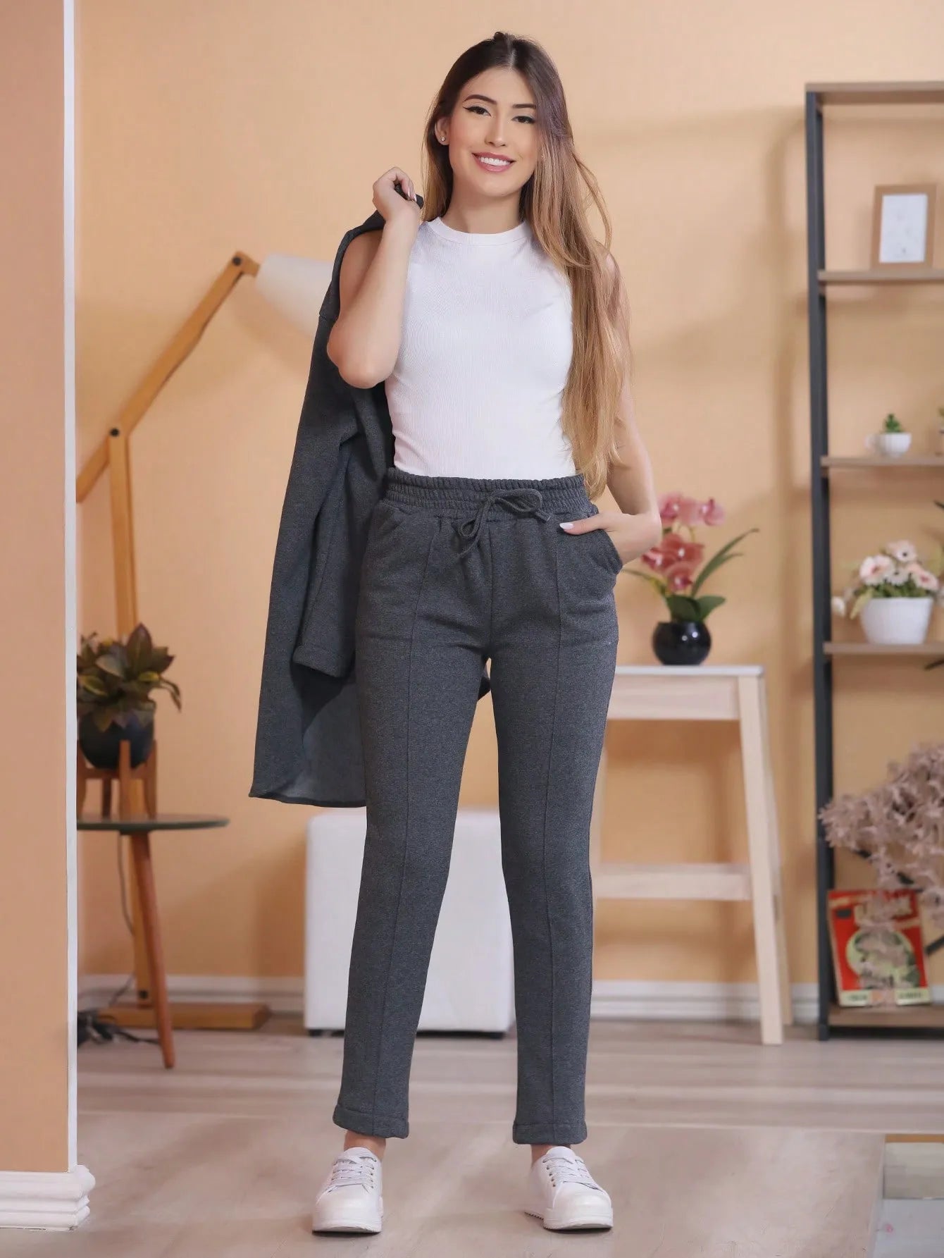 Conjunto feminino com casaco e calças