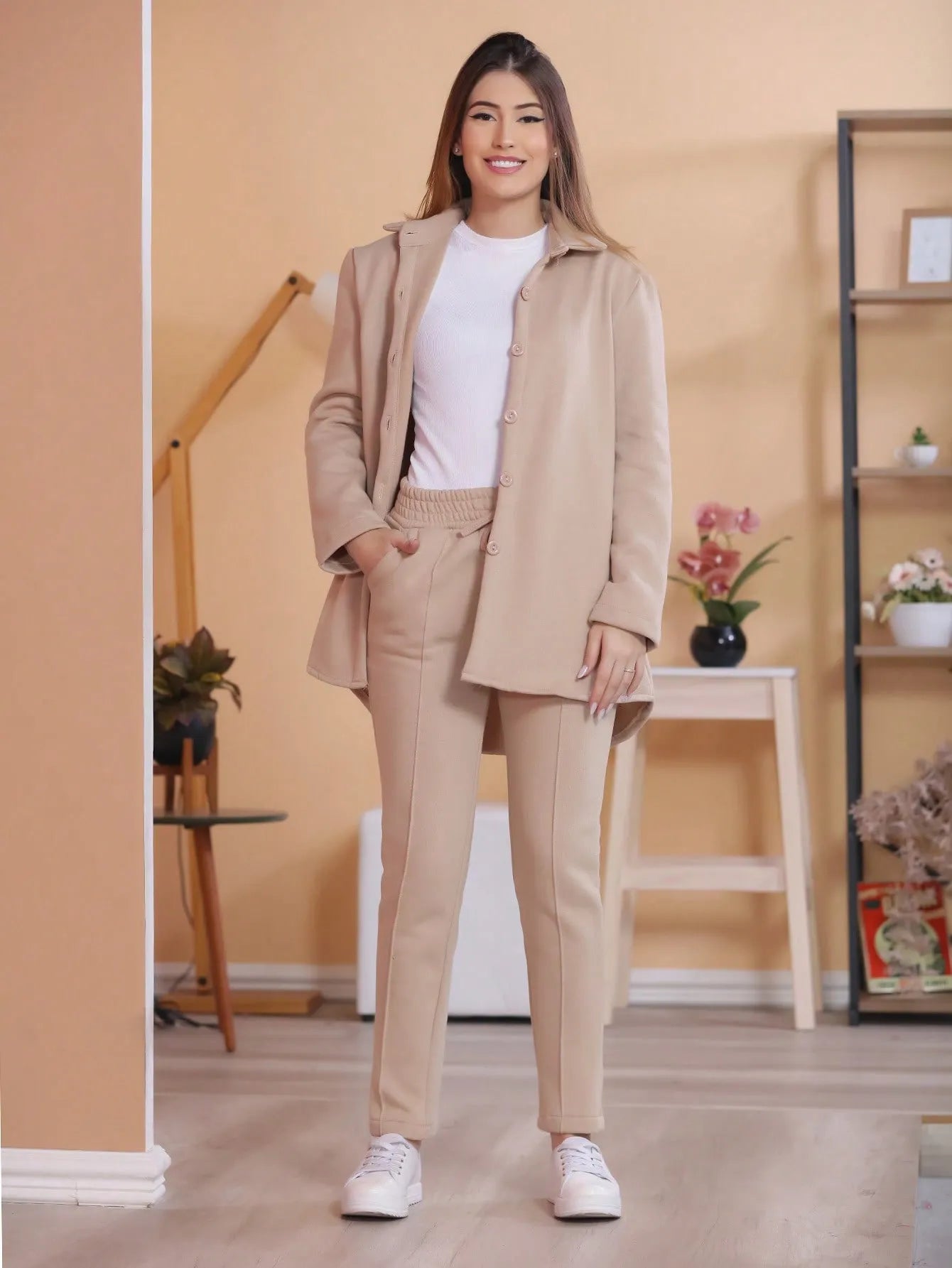 Conjunto feminino com casaco e calças