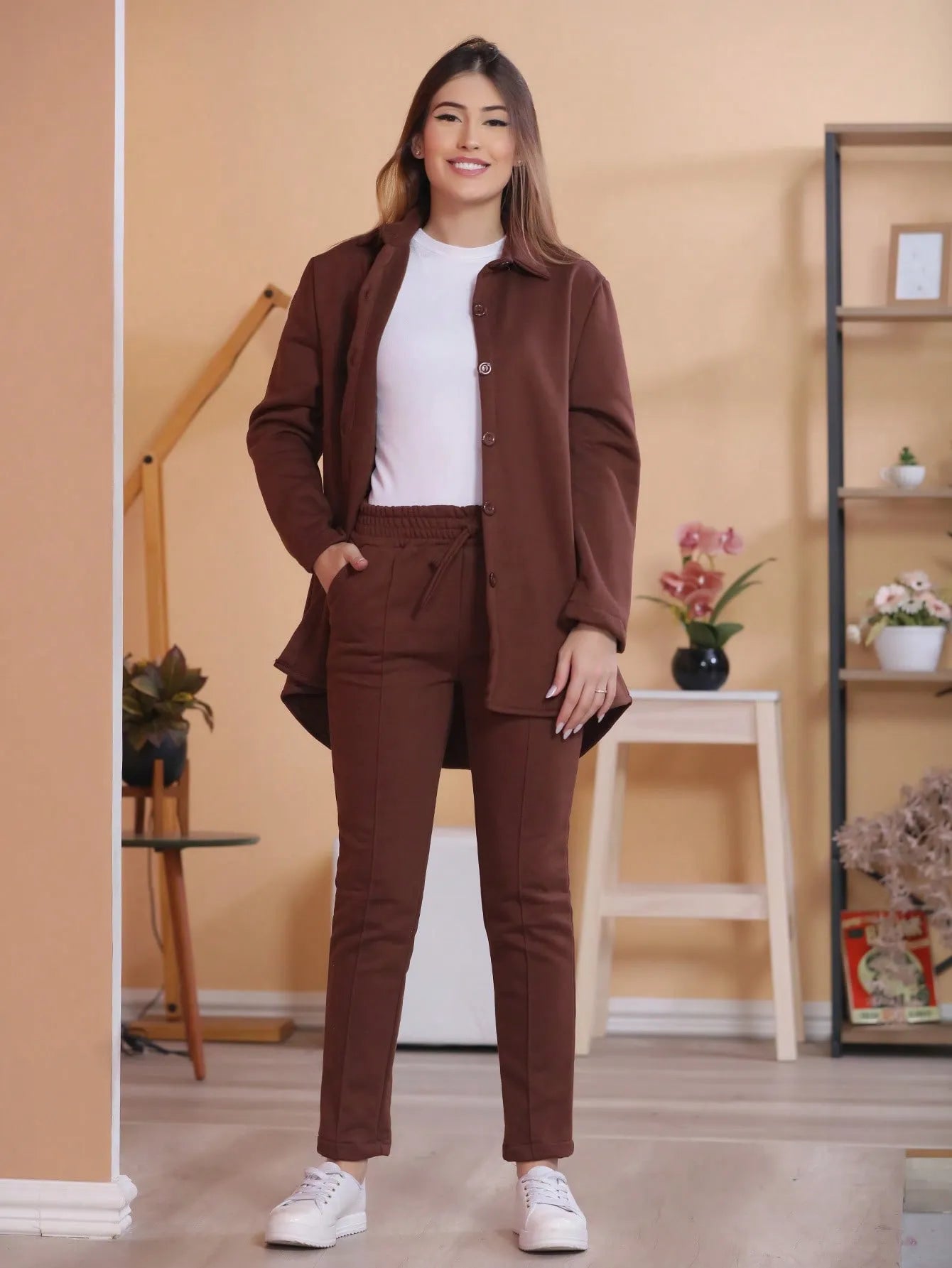 Conjunto feminino com casaco e calças