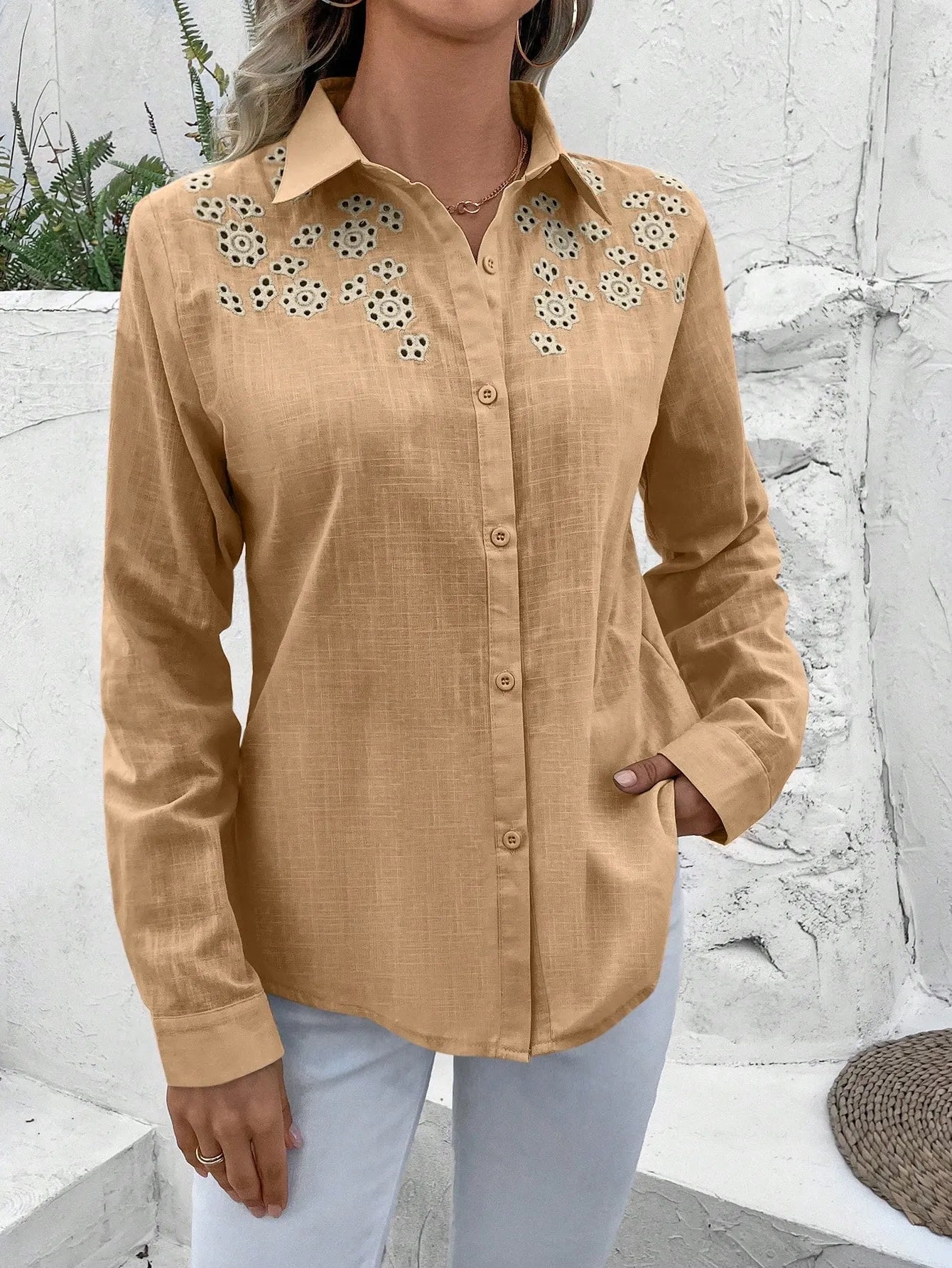 Camisa linho manga longa com detalhe bordado e botão frontal