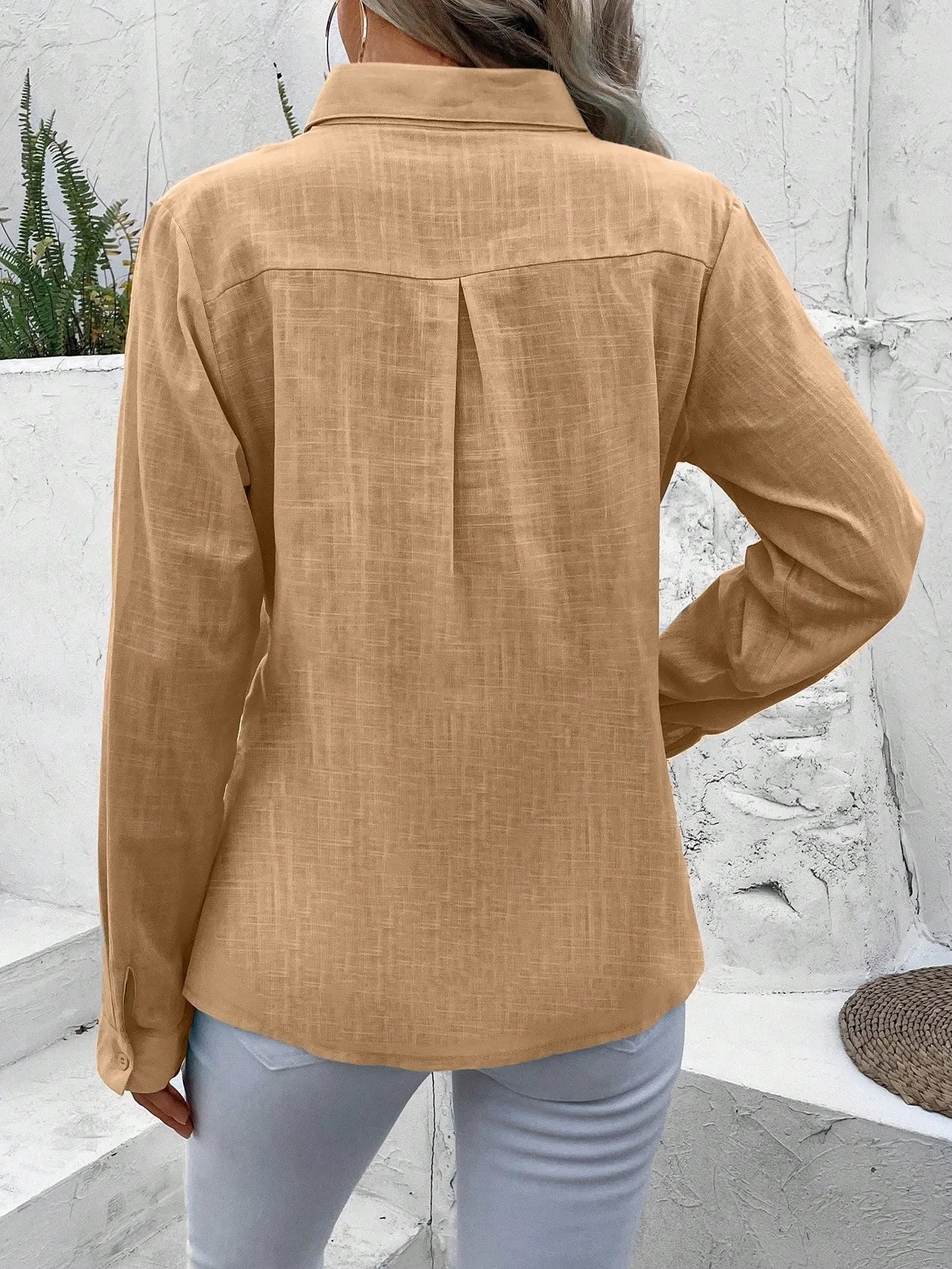 Camisa linho manga longa com detalhe bordado e botão frontal