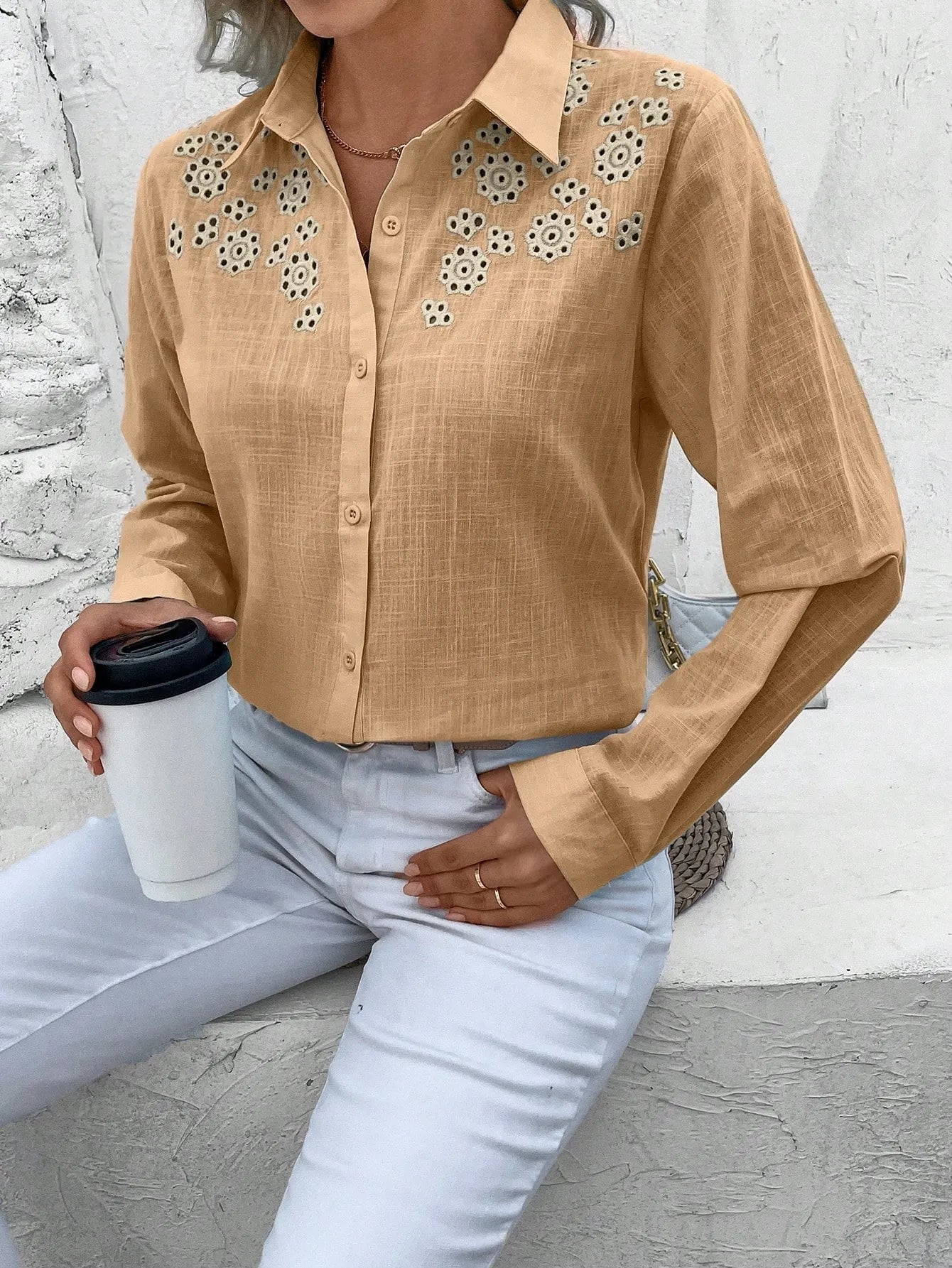 Camisa linho manga longa com detalhe bordado e botão frontal