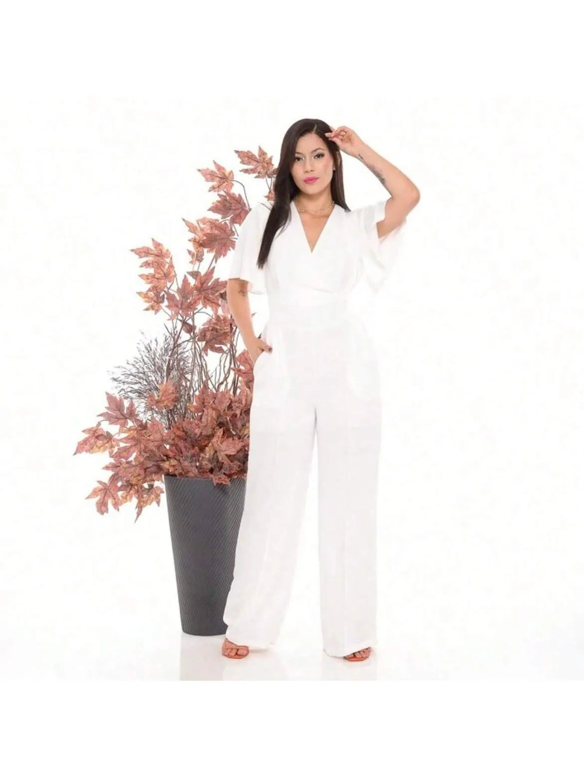 Macacão feminino longo com bolso e decote