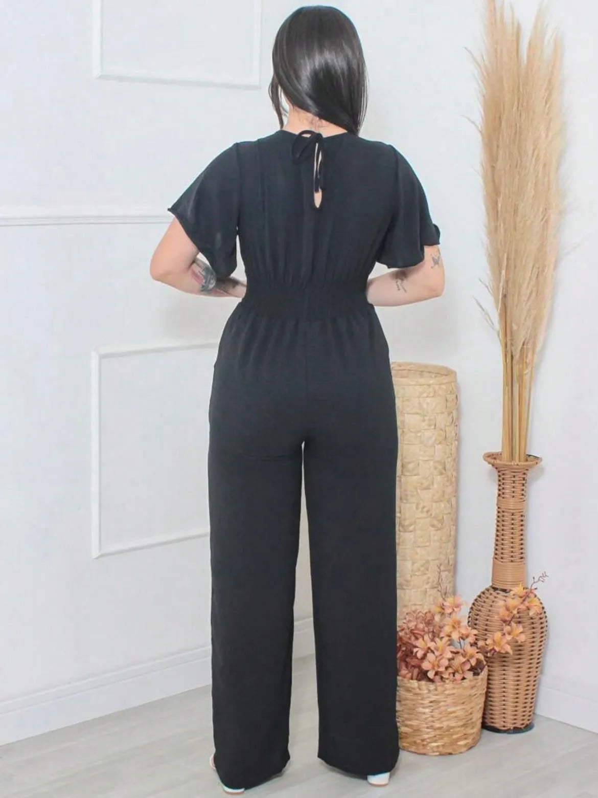 Macacão feminino longo com bolso e decote