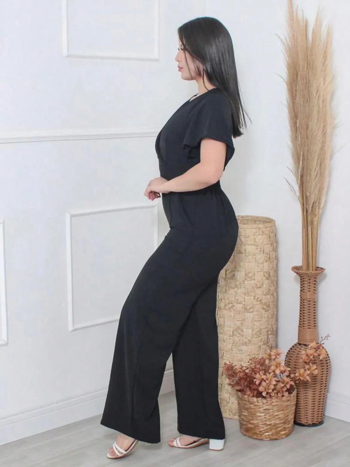 Macacão feminino longo com bolso e decote