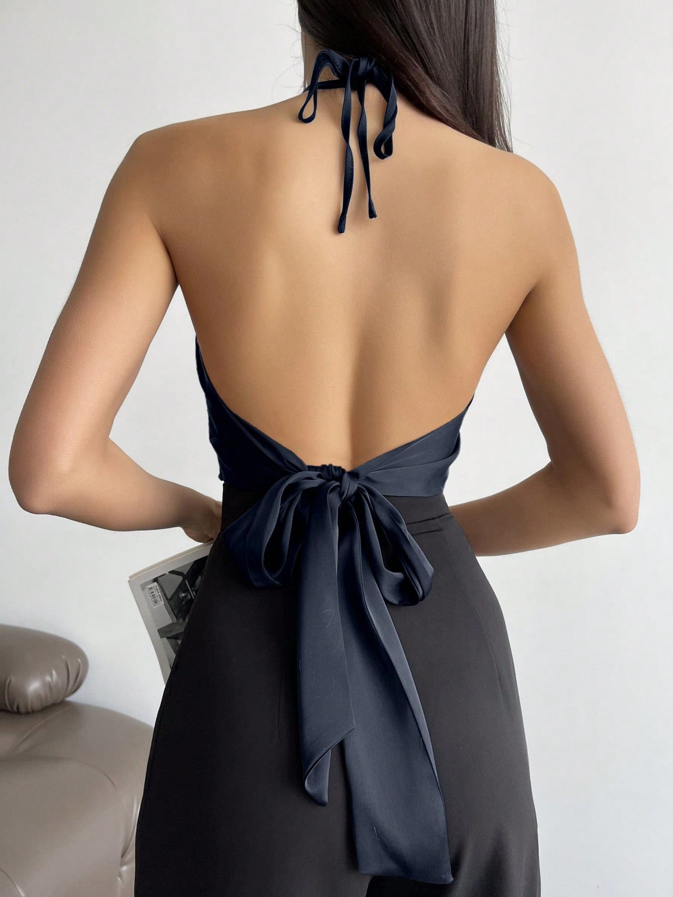 Blusa com decote assimétrico e fechamento nas costas