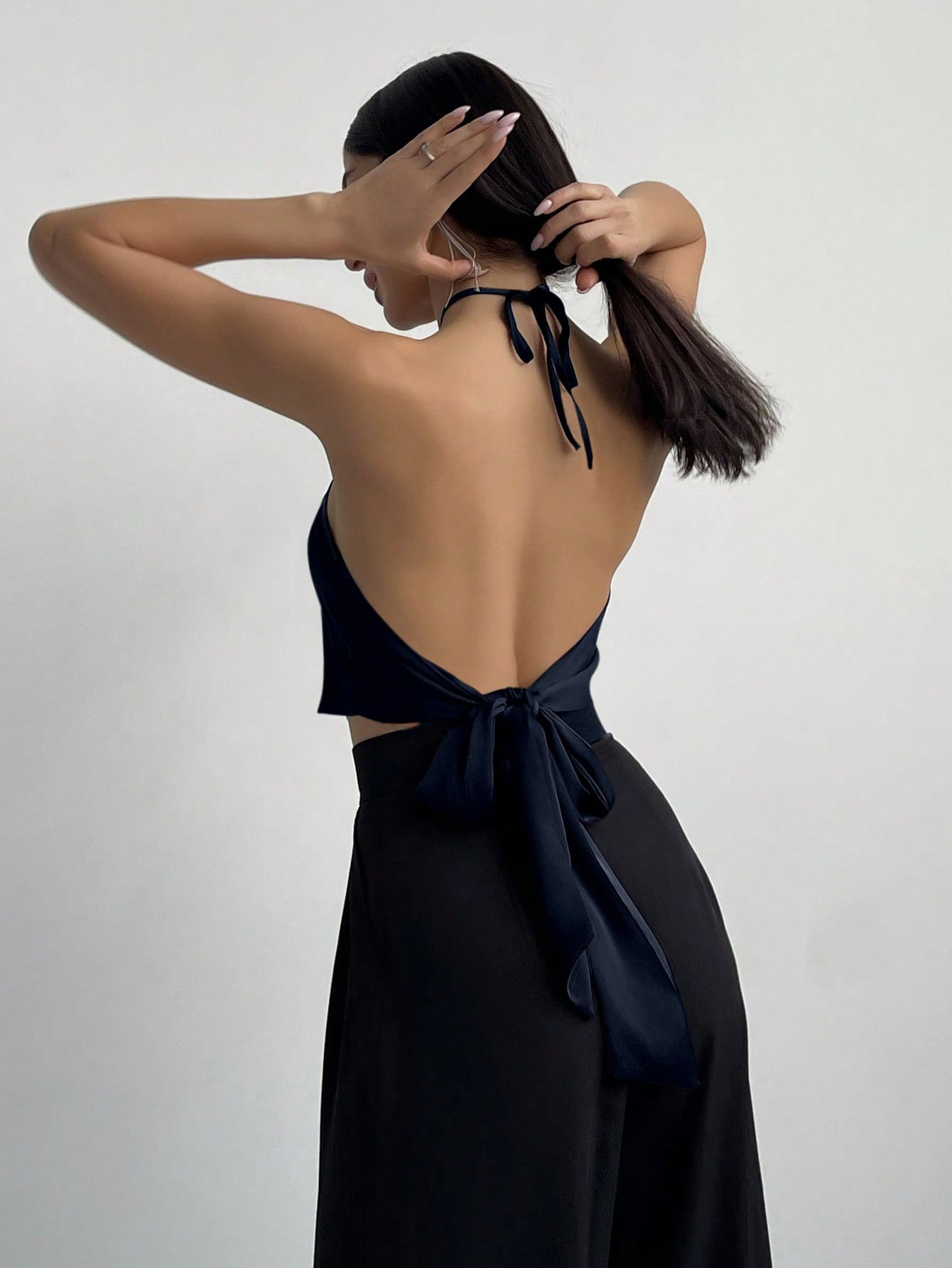 Blusa com decote assimétrico e fechamento nas costas