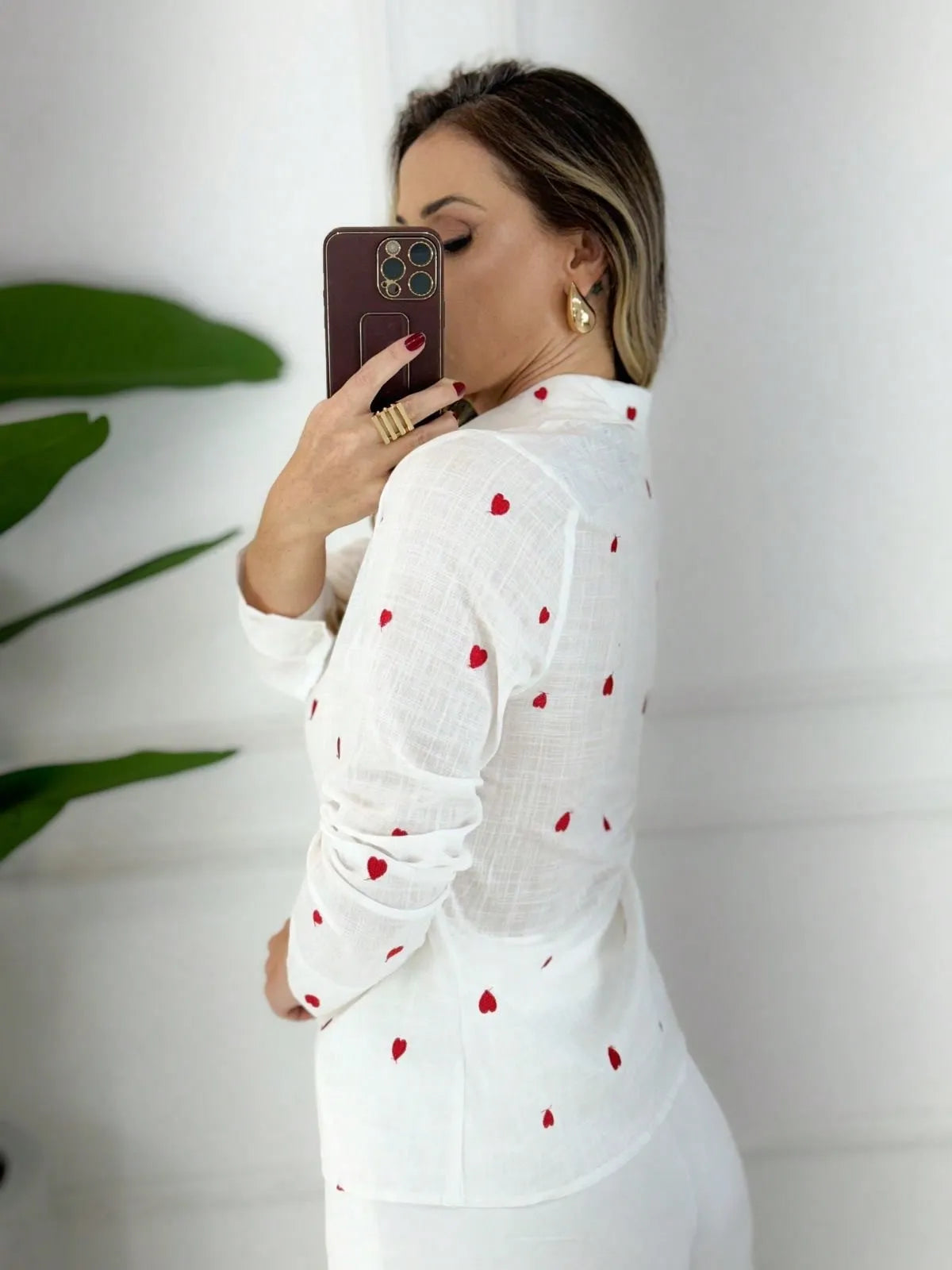 Camisa de linho com coração bordada