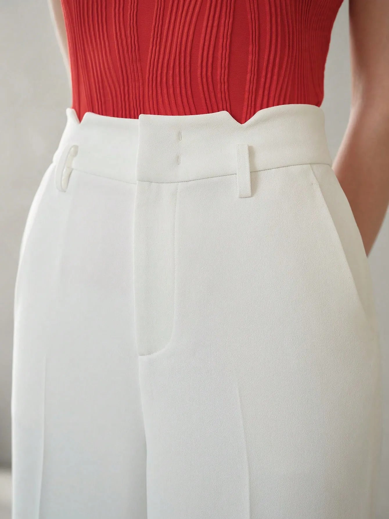 Calça de Terno de Perna Reta com Bolsos Inclinados e Costura Frontal