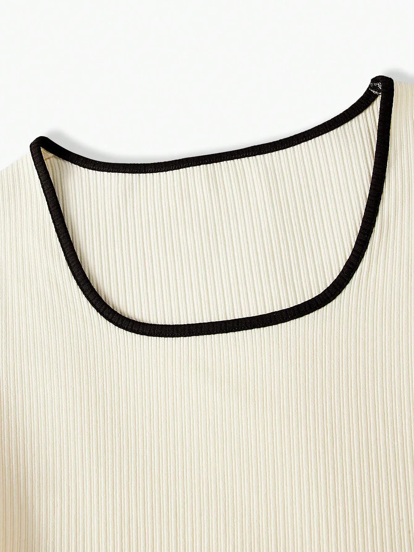 Camiseta Simples com Acabamento em Contraste Canelado