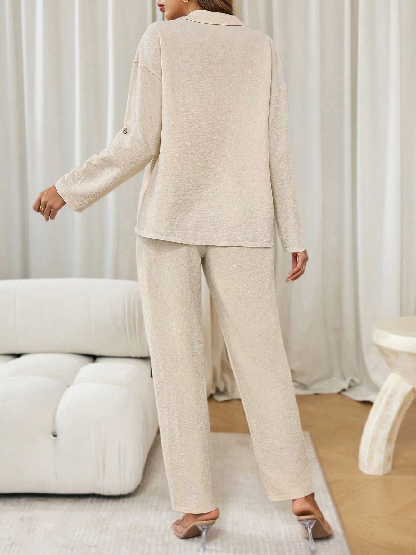 Conjunto de duas peças com camisa de manga longa com gola virada e colete