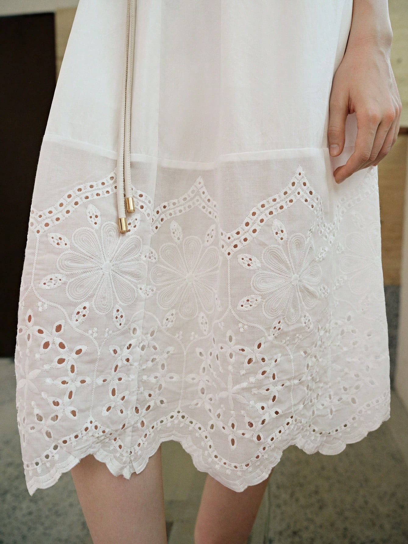 Vestido com cinto de bordado de ilhós