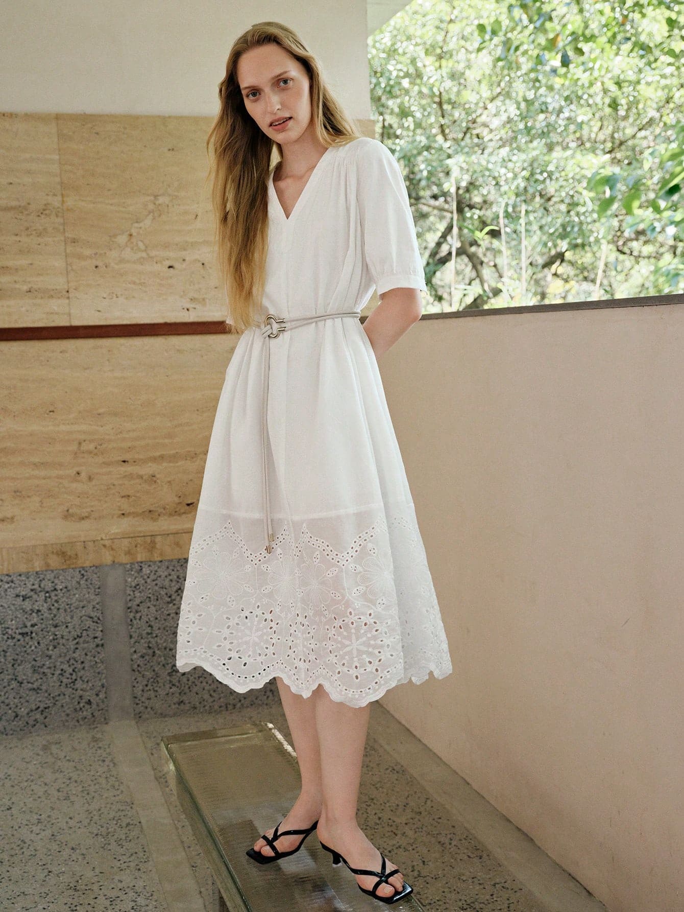 Vestido com cinto de bordado de ilhós