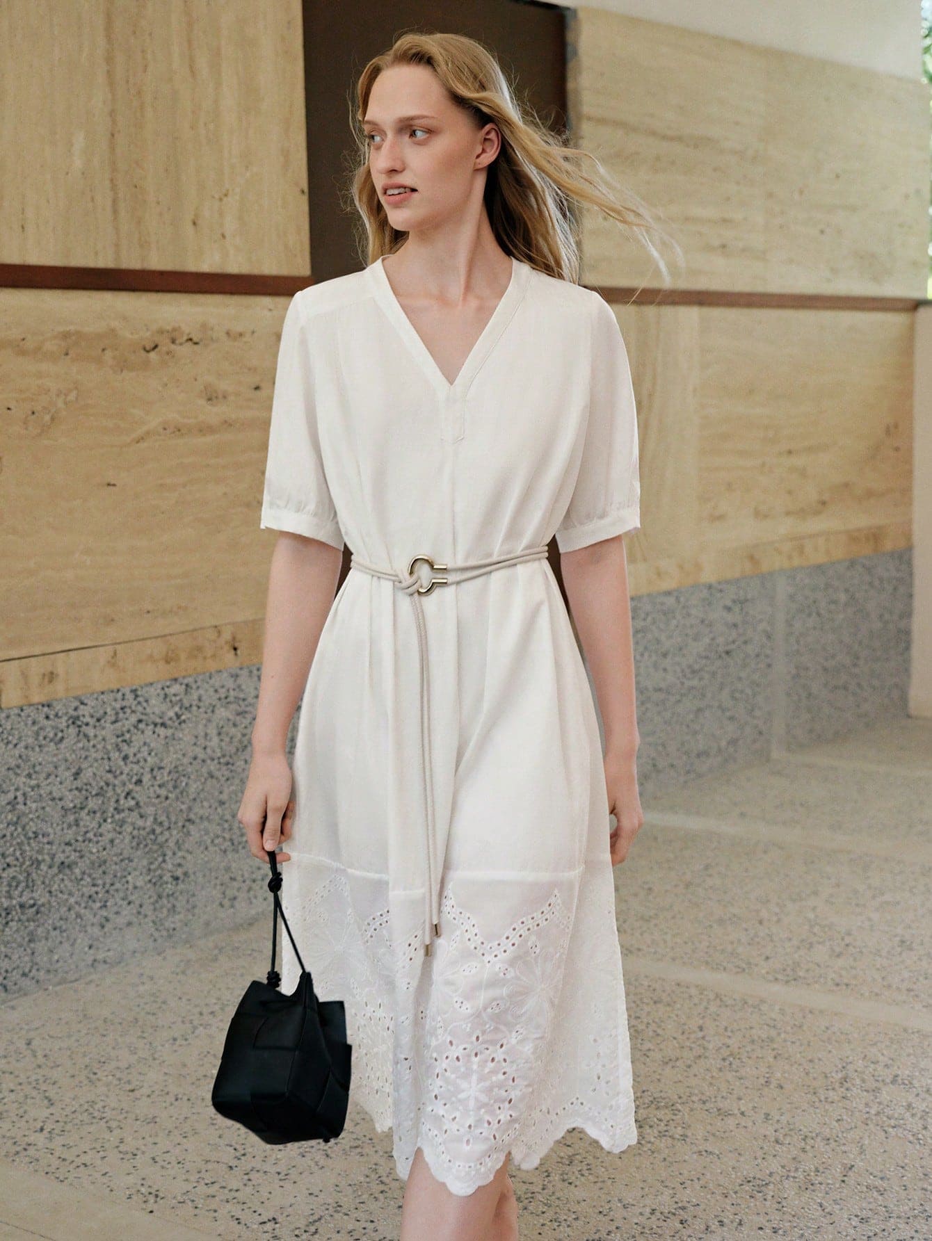 Vestido com cinto de bordado de ilhós