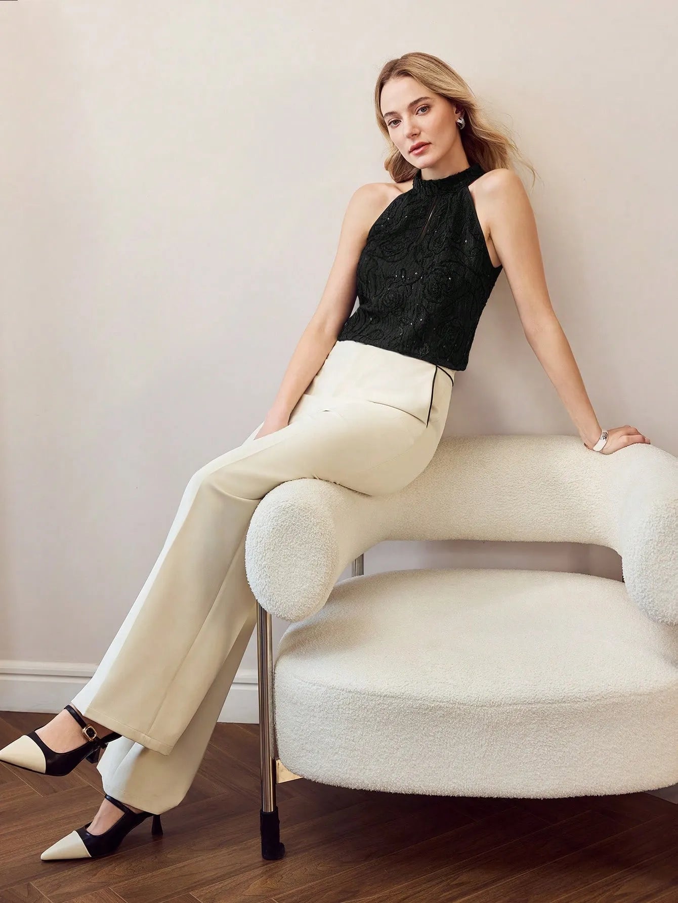 BLUSA REGATA COM DECOTE TIPO BURACO DA FECHADURA