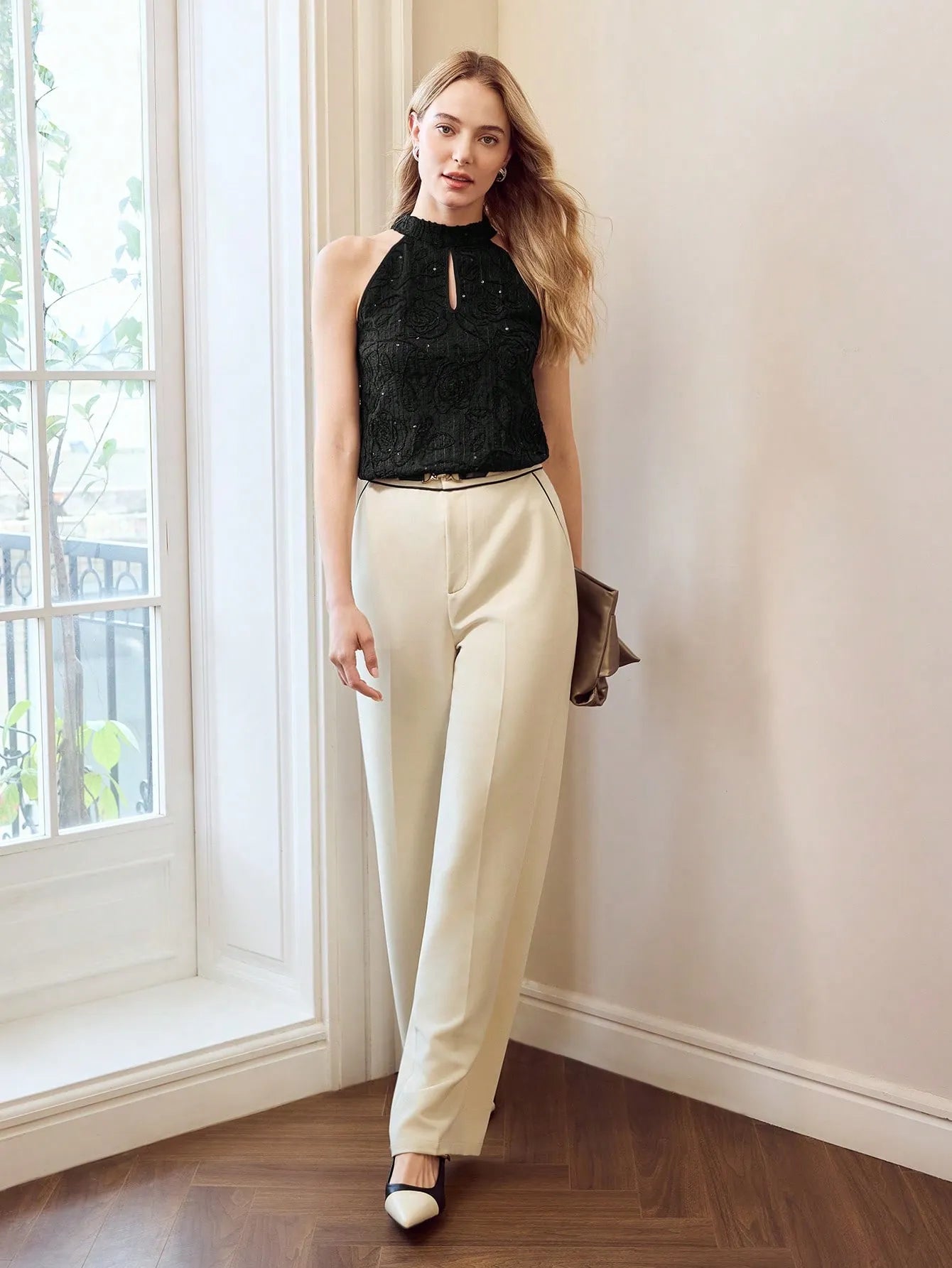 BLUSA REGATA COM DECOTE TIPO BURACO DA FECHADURA