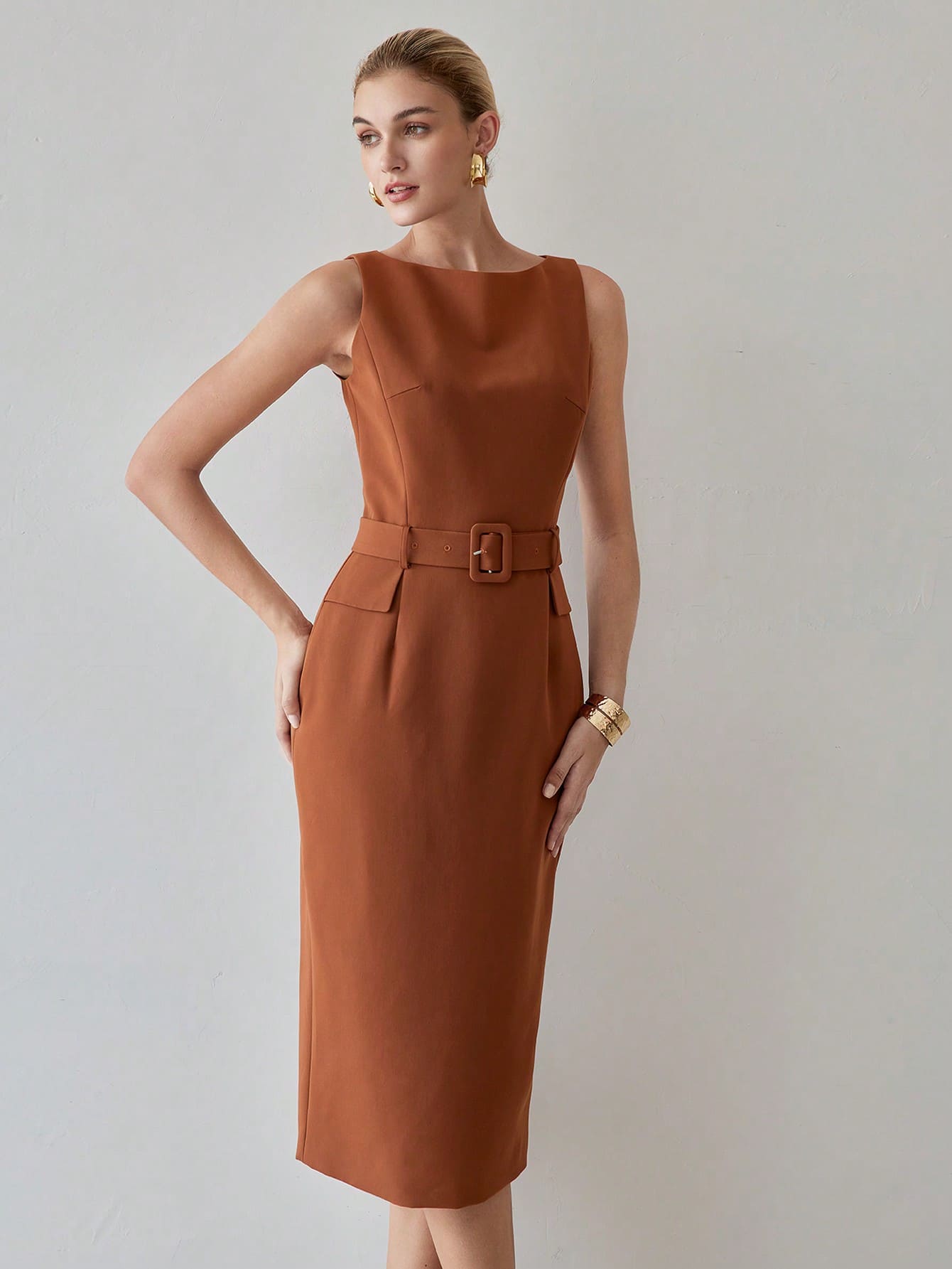 Vestido MIDI com Detalhe de Aba Sólida Fivela e Cinto
