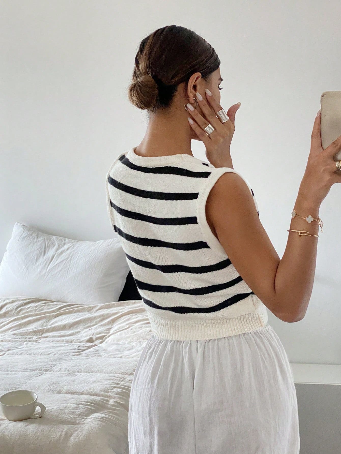 Colete Tricotado Minimalista com Listras e Botões na Frente Sem Mangas