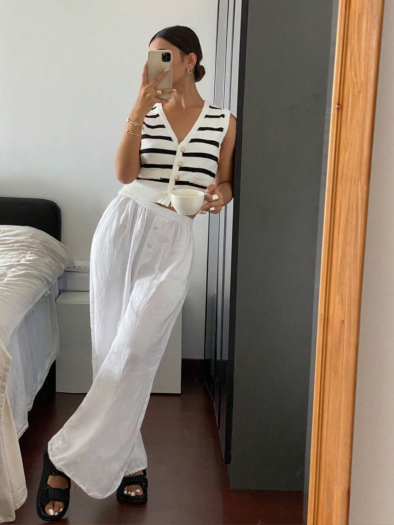 Colete Tricotado Minimalista com Listras e Botões na Frente Sem Mangas