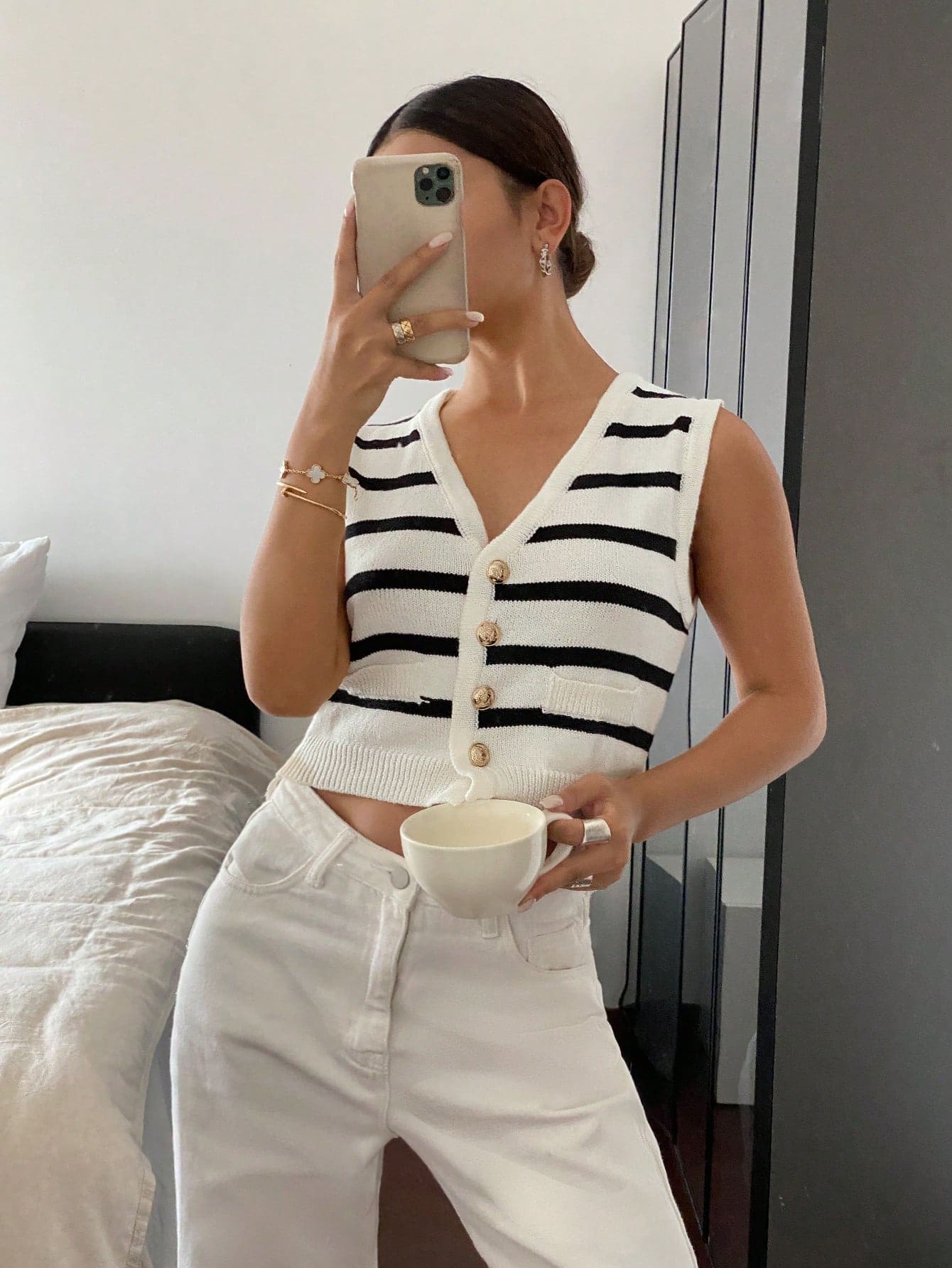 Colete Tricotado Minimalista com Listras e Botões na Frente Sem Mangas