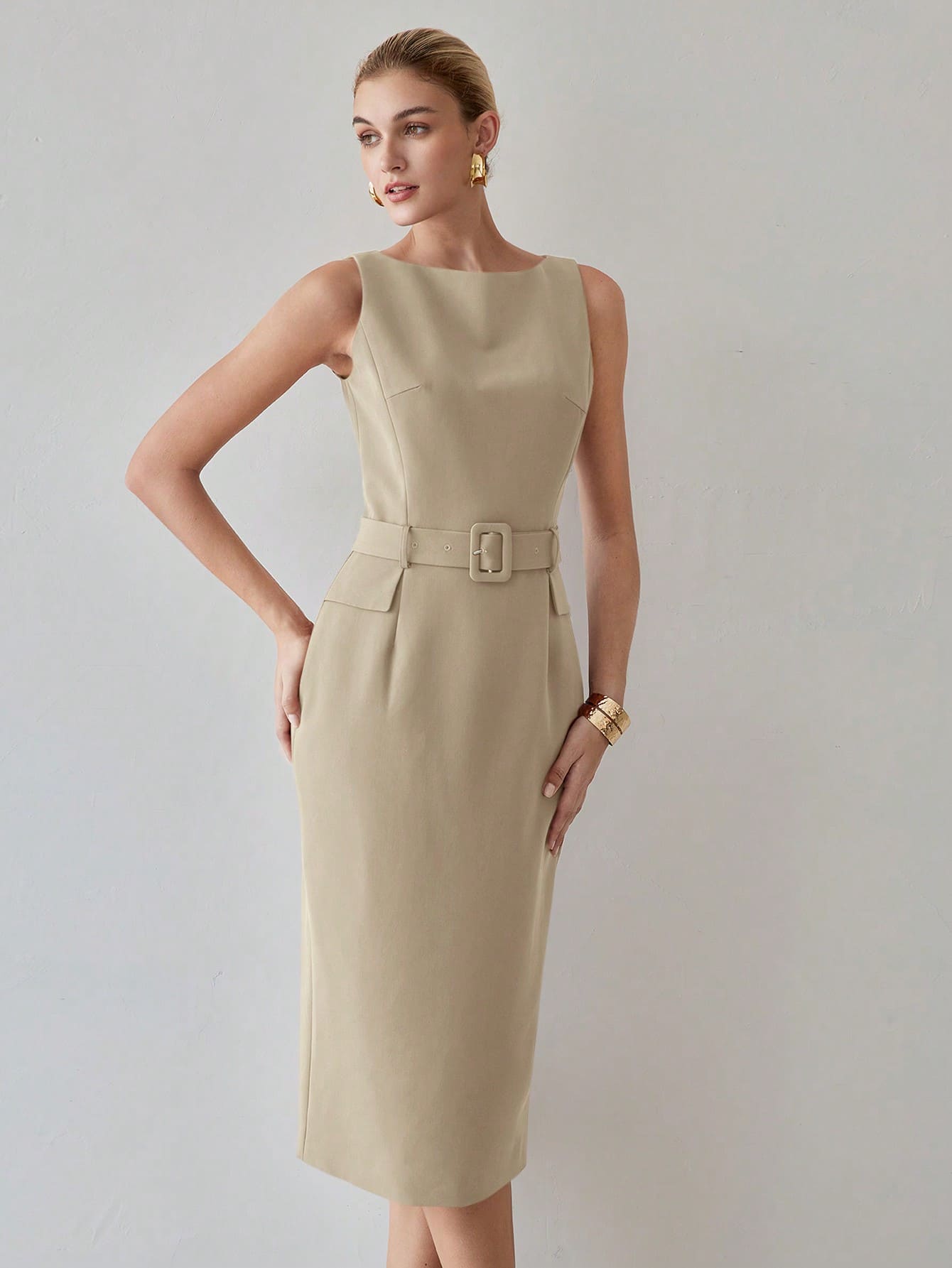 Vestido MIDI com Detalhe de Aba Sólida Fivela e Cinto