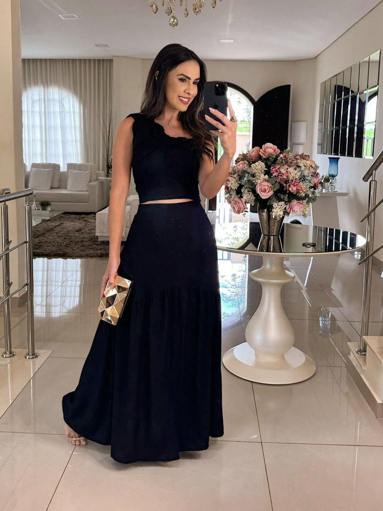 Conjunto de Saia Longa e Cropped de Manga Única em Viscolinho com Babado no Decote