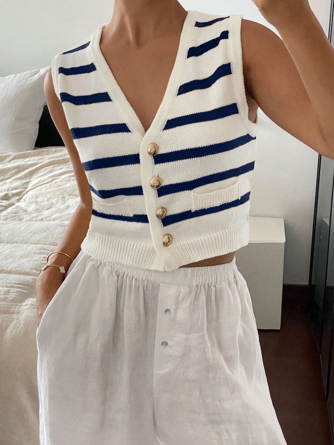 Colete Tricotado Minimalista com Listras e Botões na Frente Sem Mangas