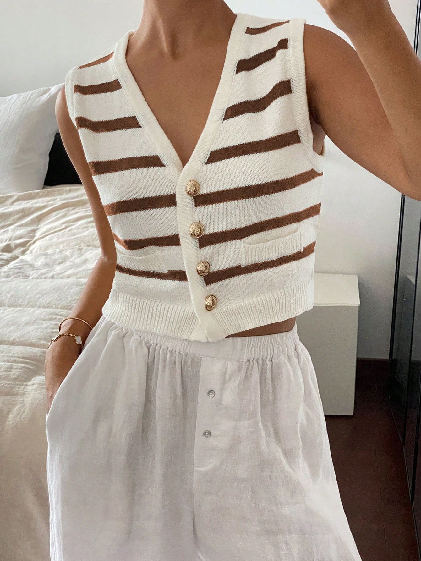 Colete Tricotado Minimalista com Listras e Botões na Frente Sem Mangas