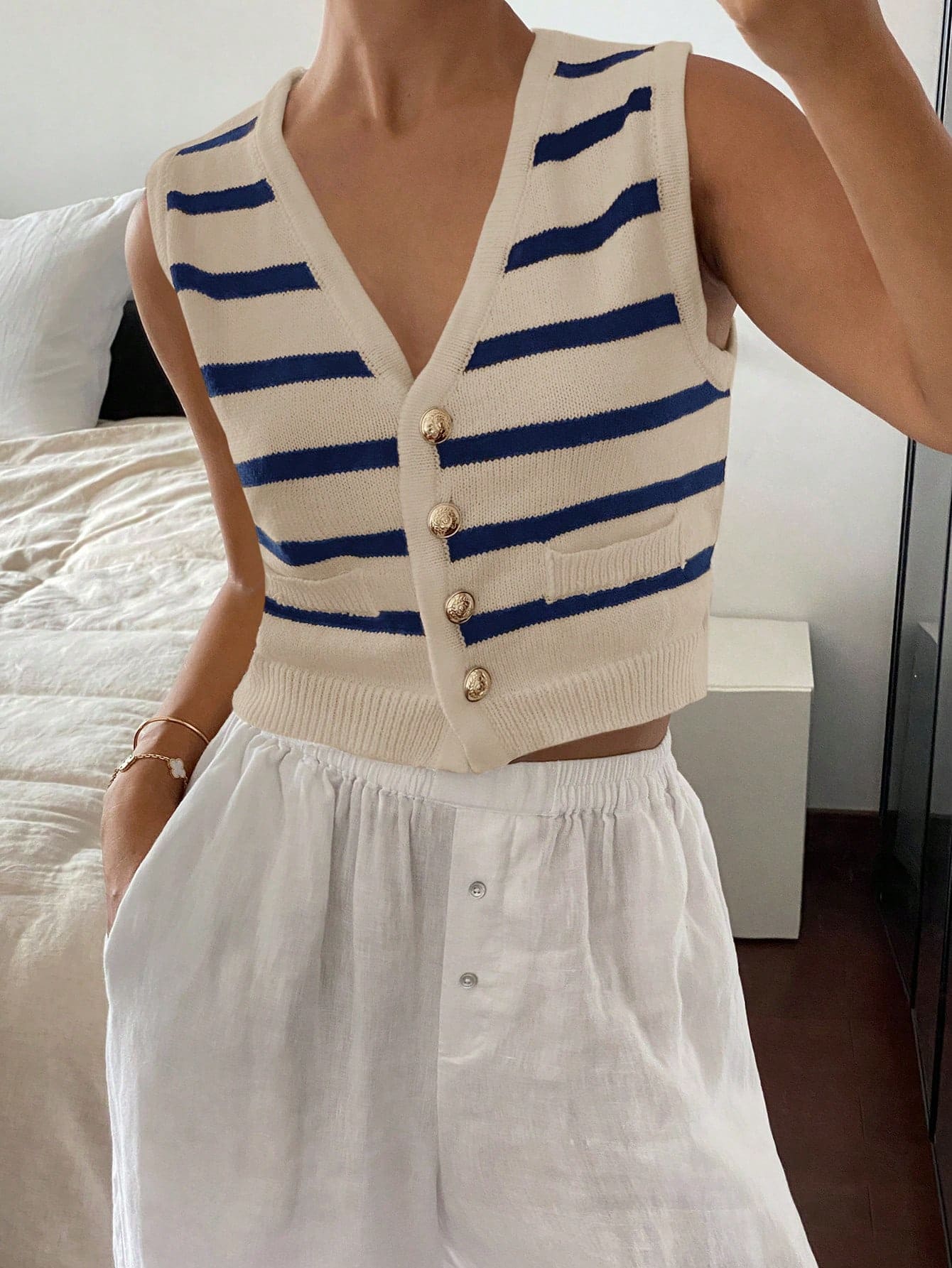 Colete Tricotado Minimalista com Listras e Botões na Frente Sem Mangas