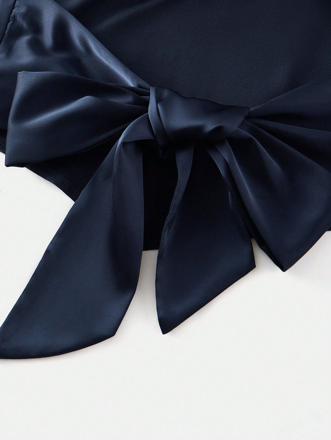 Blusa com decote assimétrico e fechamento nas costas