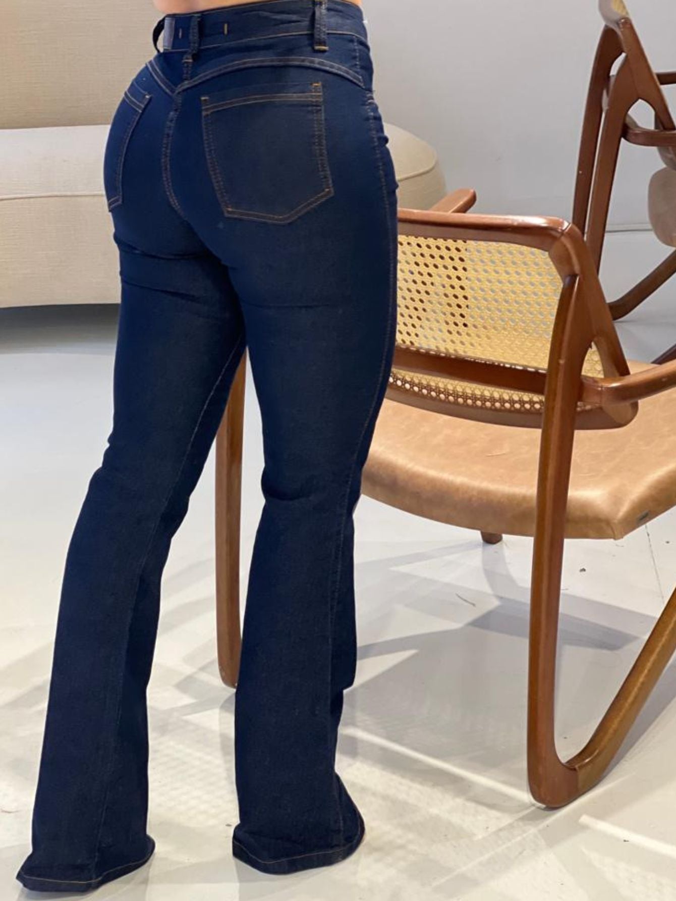 Calça jeans feminina flare boca de sino