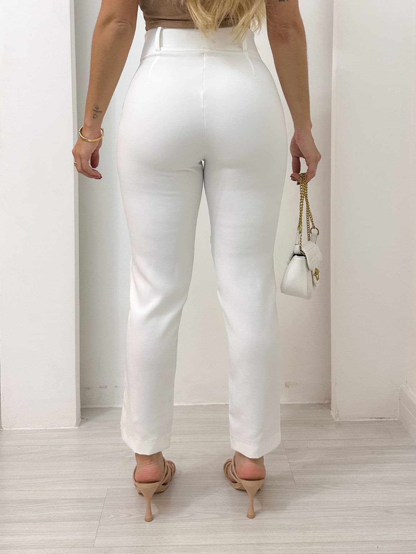 Calça alfaiataria estilo reta - Baita Opção - A sua melhor escolha