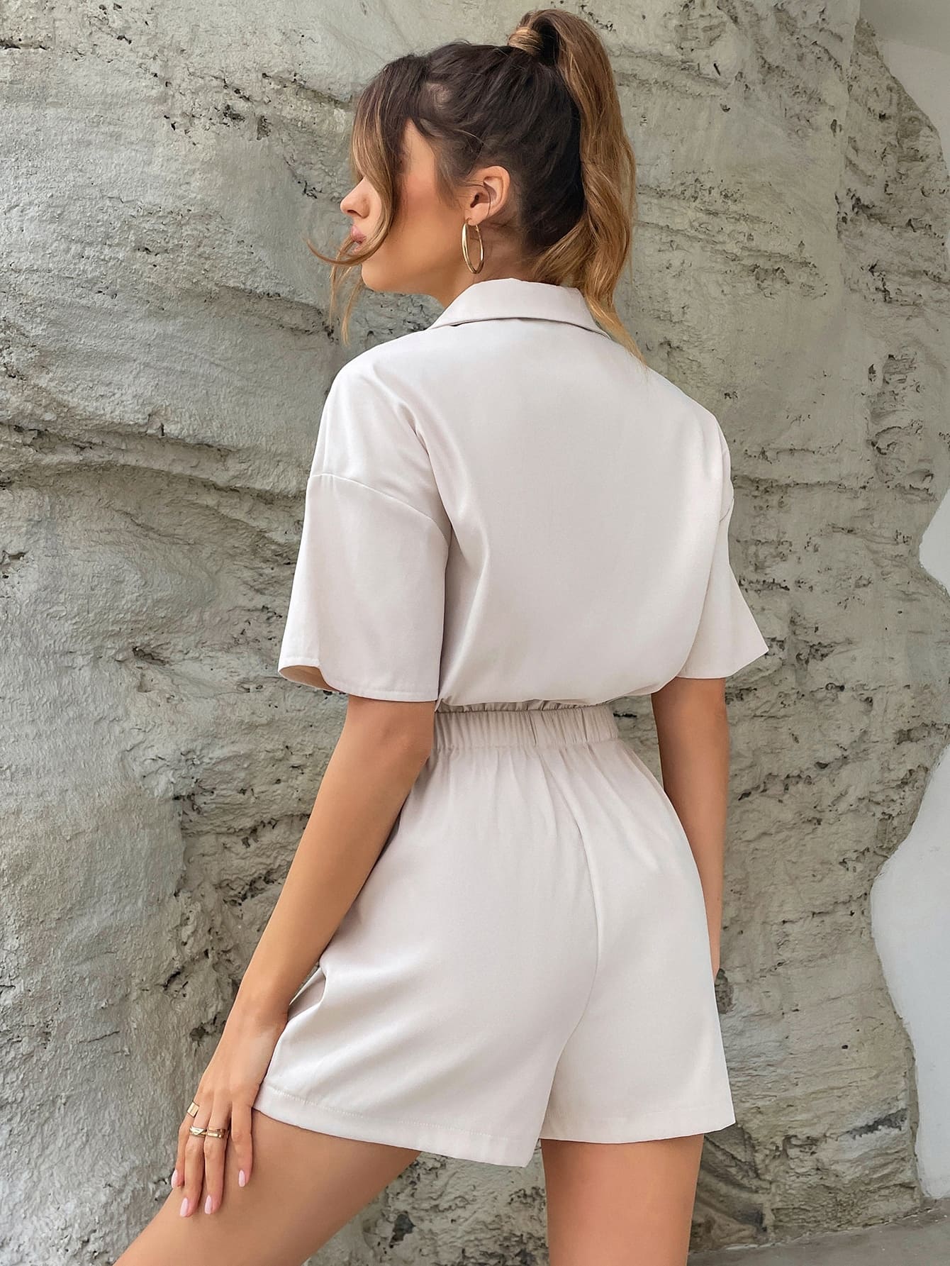 Macacão curto com bolso e botões na frente