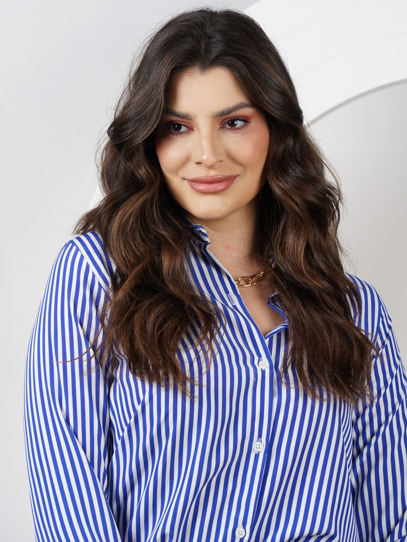 Camisa listrada com botão frontal estilo casual