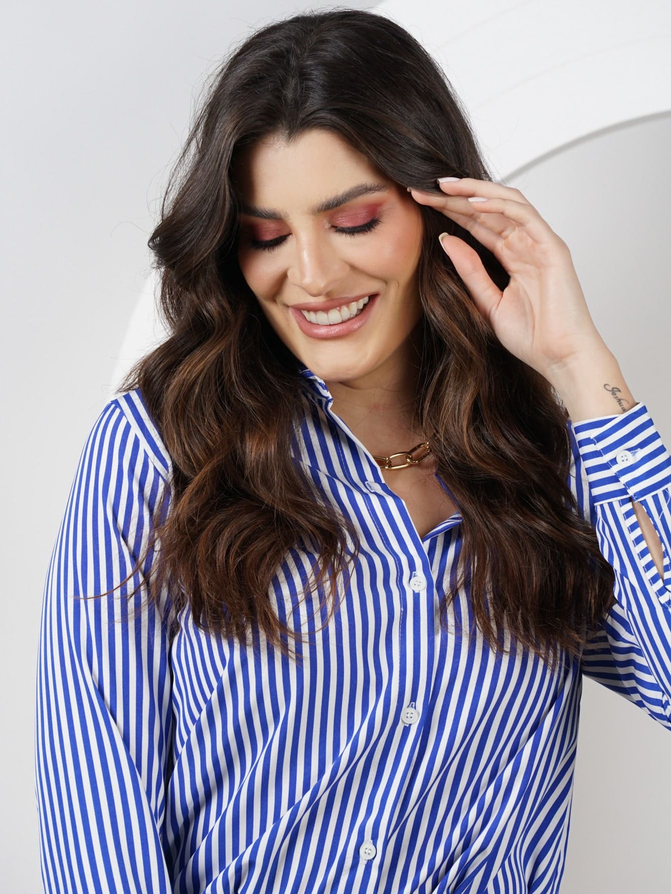 Camisa listrada com botão frontal estilo casual