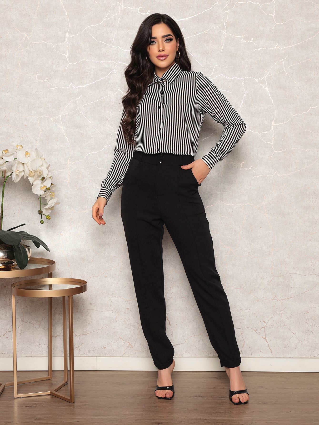 Camisa listrada com botão frontal estilo casual