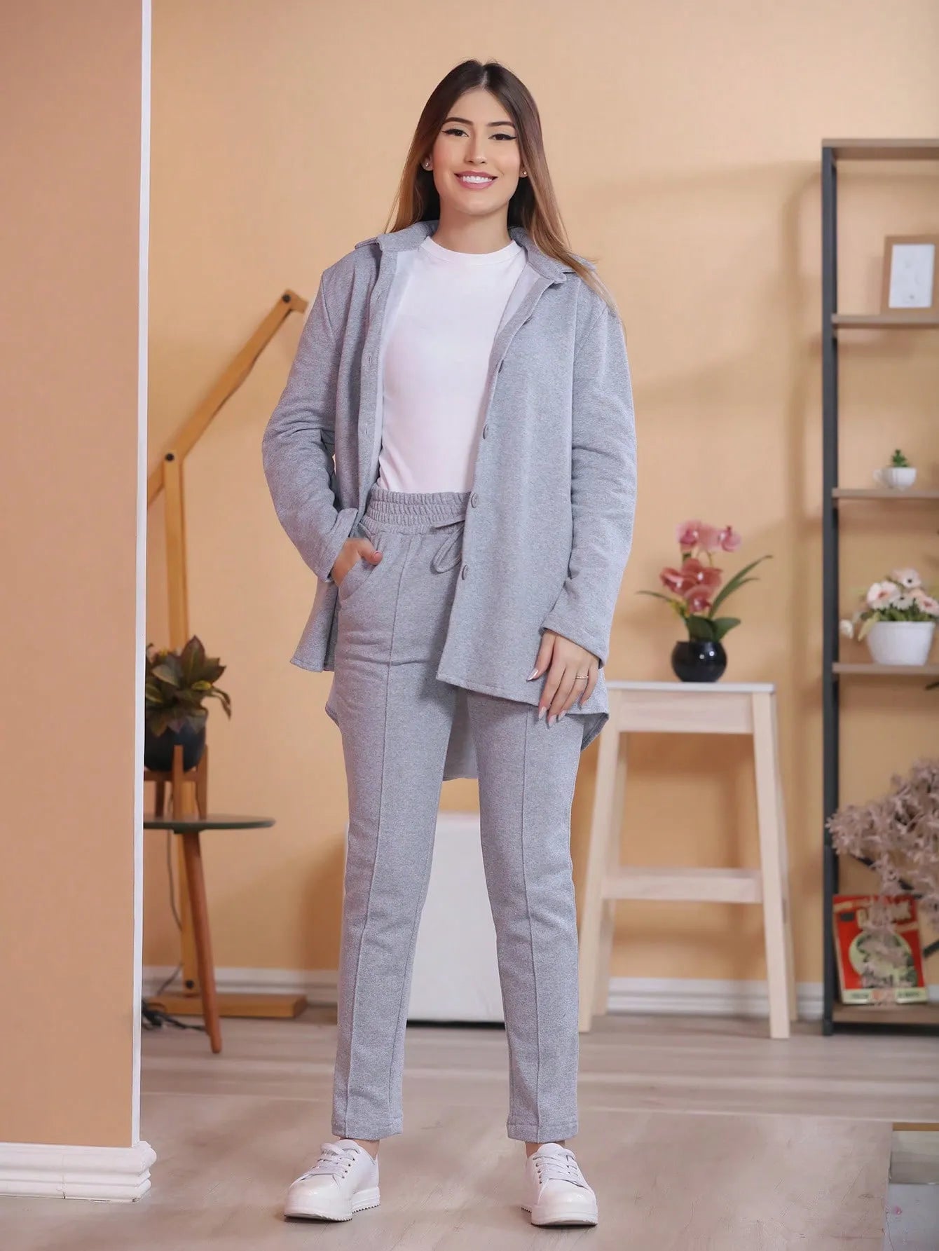 Conjunto feminino com casaco e calças