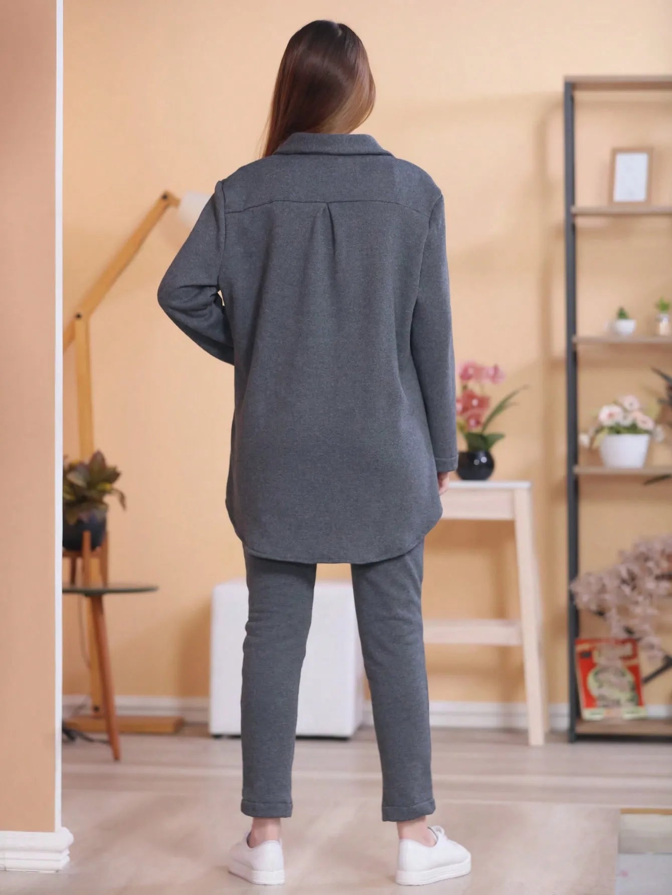 Conjunto feminino com casaco e calças