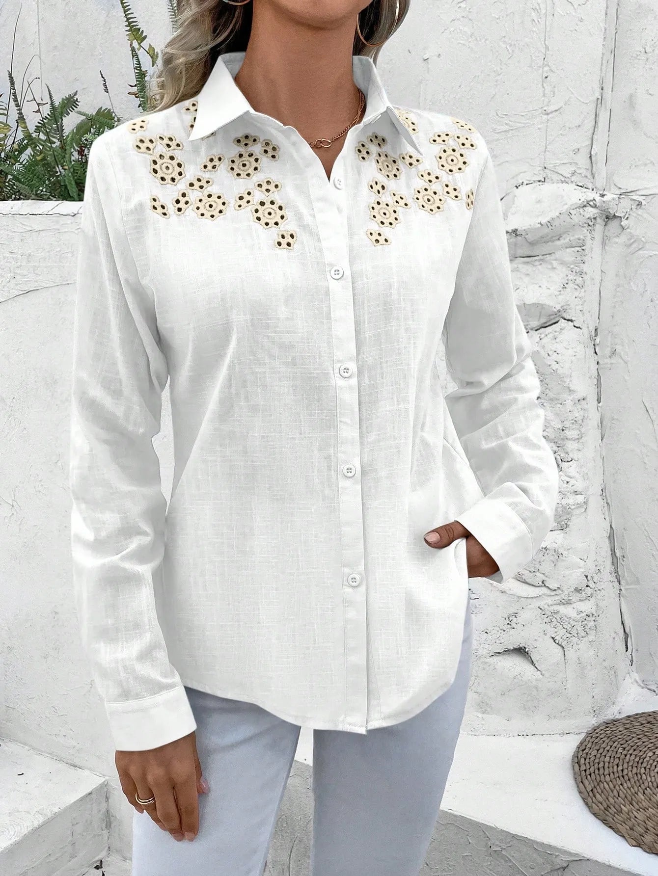 Camisa linho manga longa com detalhe bordado e botão frontal