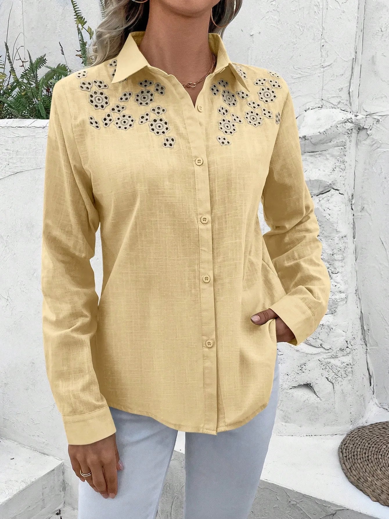 Camisa linho manga longa com detalhe bordado e botão frontal