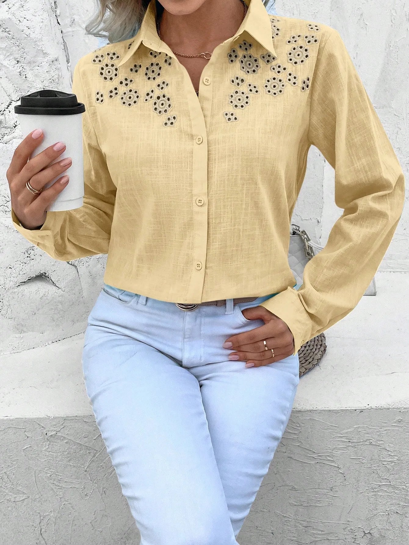 Camisa linho manga longa com detalhe bordado e botão frontal