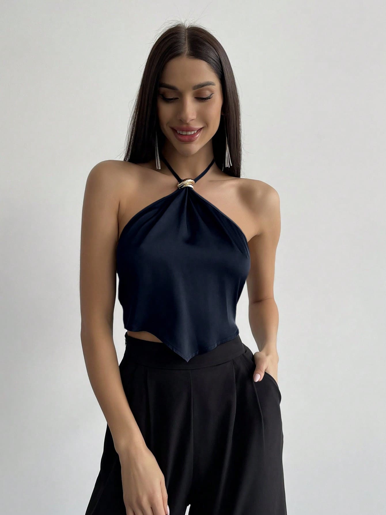 Blusa com decote assimétrico e fechamento nas costas