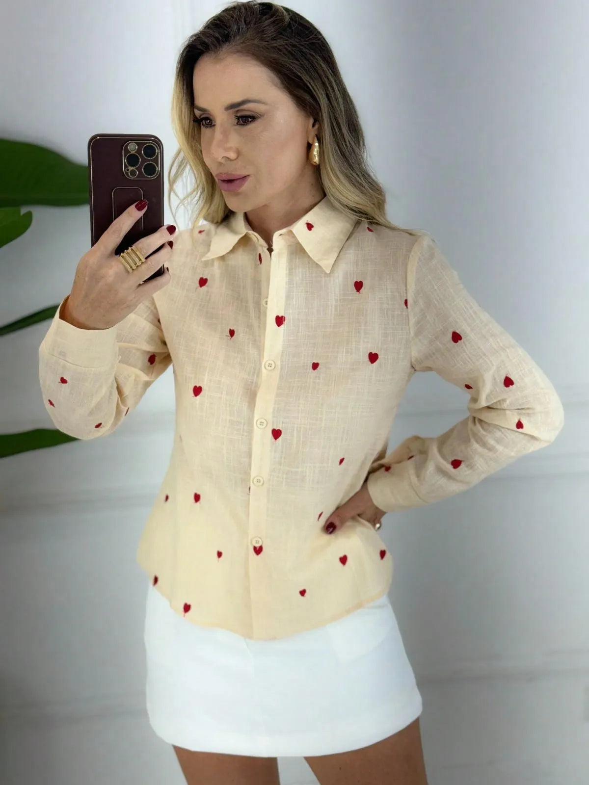 Camisa de linho com coração bordada