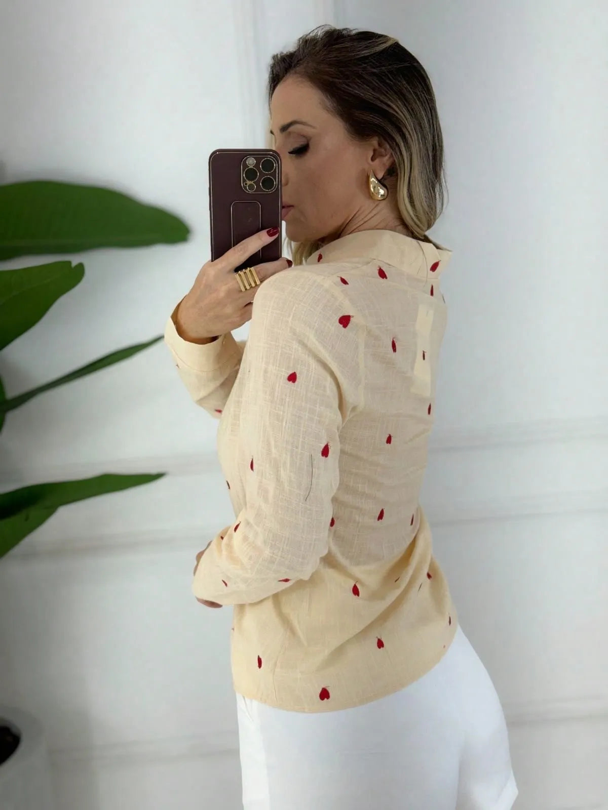 Camisa de linho com coração bordada