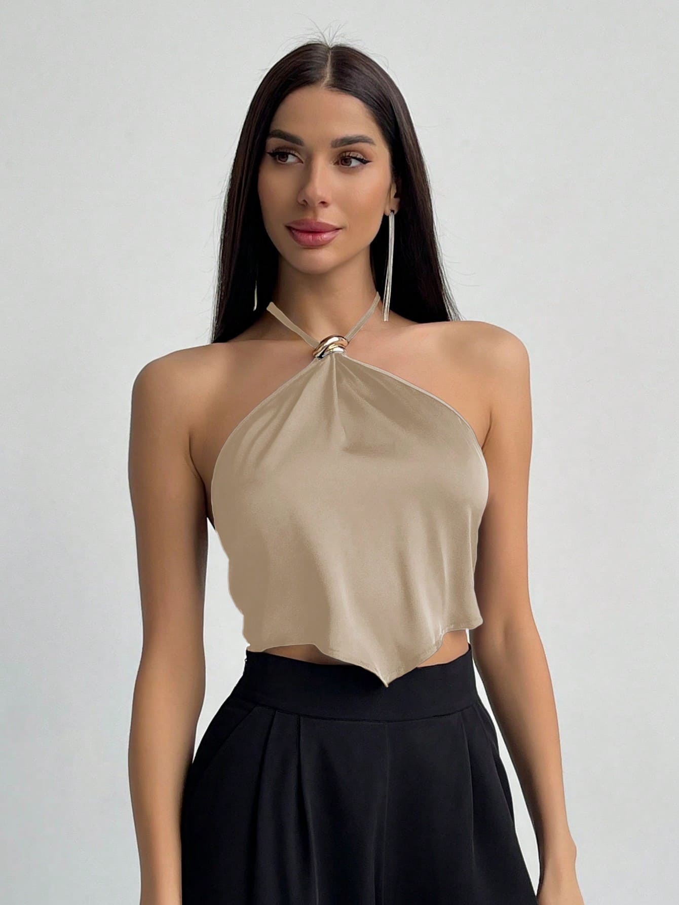 Blusa com decote assimétrico e fechamento nas costas