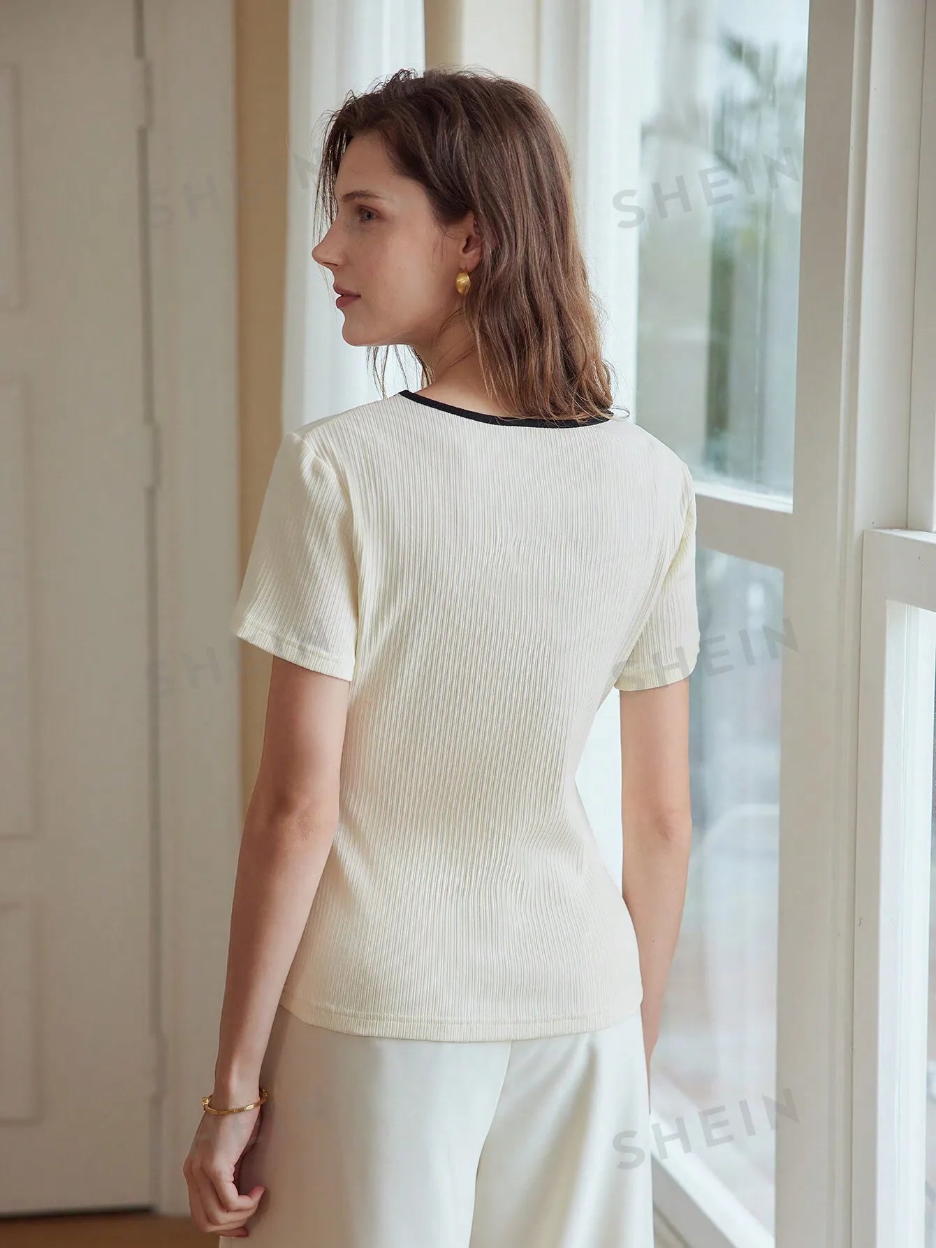 Camiseta Simples com Acabamento em Contraste Canelado