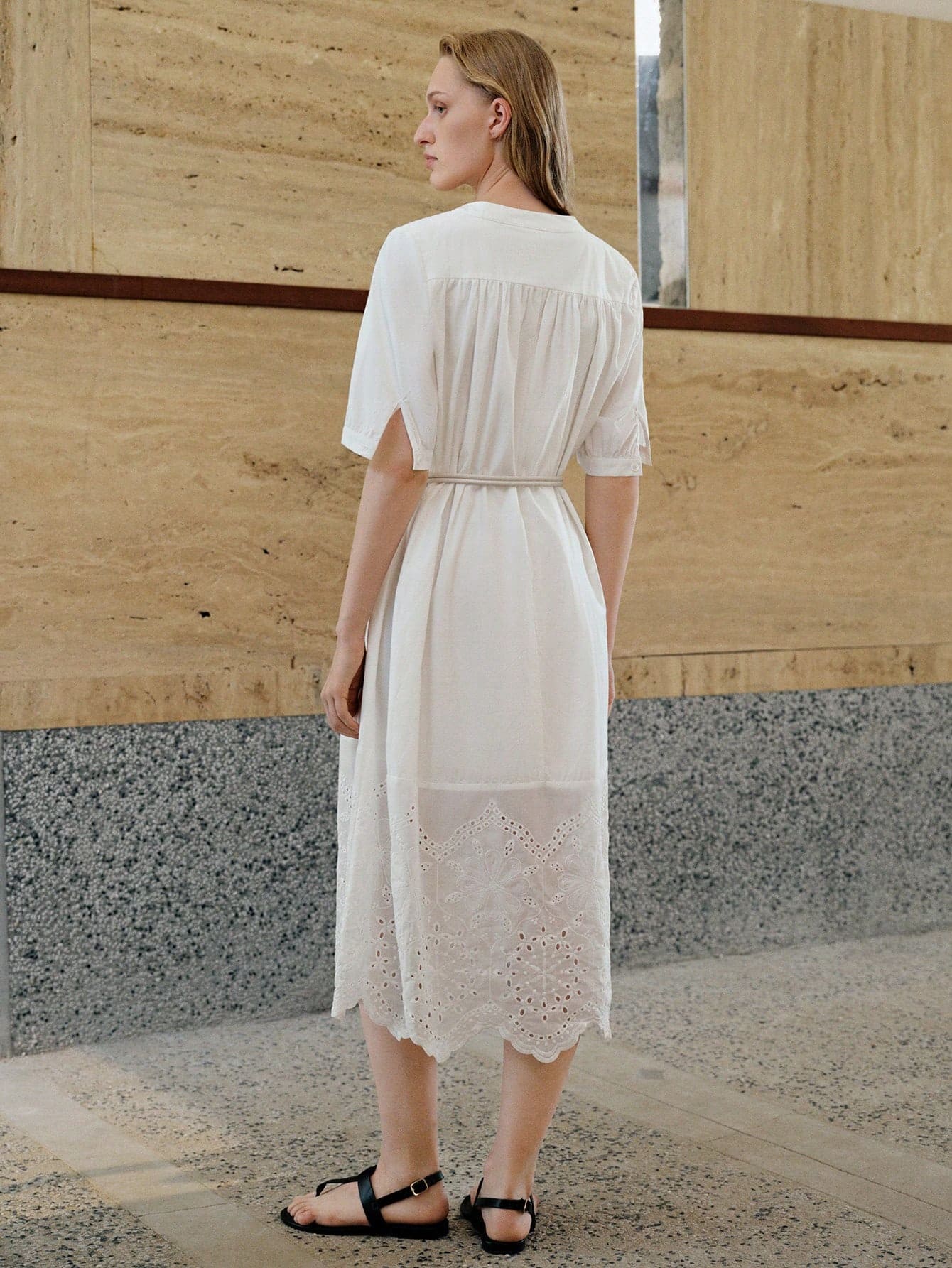 Vestido com cinto de bordado de ilhós