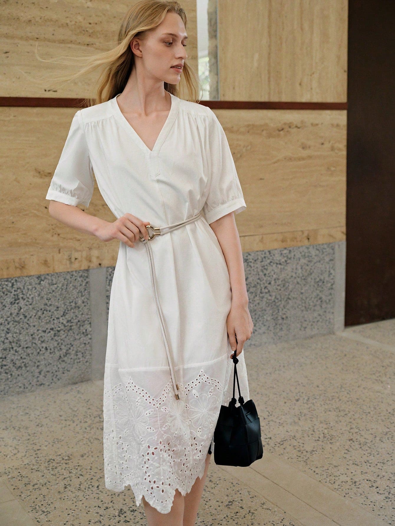 Vestido com cinto de bordado de ilhós